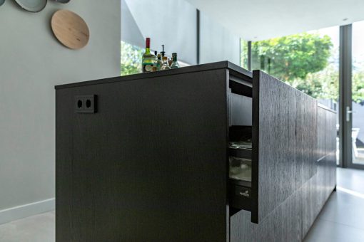 keuken laten maken, keuken bouwer, op maat keukens, op maat gemaakte keukens, luxe keukens, vogels keukens Helmond, Nuenen, Waalre, Stiphout, Liessel, Helmond, Eindhoven, Bladel, Pijnacker, Rotterdam Vlakinbouw inductiekookplaat - Keuken in Regio Rotterdam, Koperkleurige spoelbakRonde deuren hoge kast, Composiet werkblad, Recirculatie schuine afzuigkap, Ronde vormen bij keuken, Keukenblad van Balsabeton 
