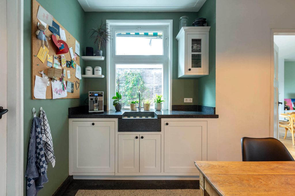 keuken laten maken, keuken bouwer, op maat keukens, op maat gemaakte keukens, luxe keukens, vogels keukens Helmond, Nuenen, Waalre, Stiphout, Liessel, Helmond, Eindhoven, Bladel, Pijnacker, Rotterdam Vlakinbouw inductiekookplaat - Keuken in Regio Rotterdam, Koperkleurige spoelbakRonde deuren hoge kast, Composiet werkblad, Recirculatie schuine afzuigkap, Ronde vormen bij keuken, Keukenblad van Balsabeton "Robuste", Apparatenwand met rustiek eiken fineer, Wandmeubel passend bij keuken, Keukeneiland met Balsabeton werkblad, Industriële keuken met betonnen blad, Quooker reservoir weggewerkt achter ladefrontenDoorlopende houtnerf in fronten, Twist stopcontact in werkblad, Betonnen aanrechtblad met vlakinbouw kookplaat, Kookeiland met eiken fineer greeplijsten, Schiereiland met laden push-to-open, Inductiekookplaat met geïntegreerde afzuiging, Elektrische push-to-open op een koelkast,RVS keukenblad met vlakinbouw inductiekookplaat, Maatkeuken in Utrecht, Volledig geïntegreerde spoelbak in rvs keukenblad, Knoppen Bora Professional, Bora geïntegreerde afzuiging, Bora Professional, Oven onder het aanrechtblad, RVS keukenblad met spuitwerk fronten, luxe keukenapparatuur in maatwerk keuken, digitale tekening keuken op maat, technische tekening kastenwand, stopcontacten maatwerk kookeiland, besteklade op maat keuken, modern rvs keukenblad werkblad op maat, landelijke keuken op maat met kookeiland, maatwerk rvs keukenblad met glazen achterwand, smeg koelkast in moderne maatwerk keuken, deurrek kastsysteem in staande keukenkast op maat, lemans keukensysteem keukenkast, afvalemmers en afvalsortering kastsysteem keukens, apothekerskast keukenkastsysteem, magic corner keukenkastsysteem, technische tekening keuken op maat, sample materialen keuken op maat, luxe keukenkast op maat met spuitwerk, moderne abstracte keukenkast op maat, luxe maatwerk keuken met kastenwand, greeploze keuken op maat, zwarte quooker kraan met spoelbak,push-to-open lade moderne keuken, meerdere binnenladen kastsysteem in moderne maatwerk keuken, natuursteen maatwerk stollenwand, liebherr wijnklimaatkast in moderne keuken op maat,bora kookplaat met ingebouwde afzuiging, natuursteen stollenwand en greeploze keukenkast, moderne mat zwarte quooker kraan en spoelbak, keuken kastenwand met inbouwapparatuur, maatwerk keuken met natuurstenen keukenblad, hout look keuken op maat,houten maatwerk keuken met tegel achterwand, moderne verlichting in houden keuken op maat,landelijke houten keuken op maat met moderne verlichting, bronzen quooker kraan en spoelbak op zwart kookeiland op maat, apothekerskast keukenkastsysteem met greeplijst in maatwerk kastenwand,maatwerk klassieke keuken met fornuis