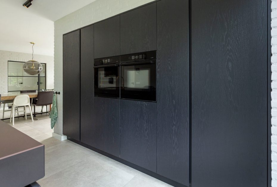 keuken laten maken, keuken bouwer, op maat keukens, op maat gemaakte keukens, luxe keukens, vogels keukens Helmond, Nuenen, Waalre, Stiphout, Liessel, Helmond, Eindhoven, Bladel, Pijnacker, Rotterdam Vlakinbouw inductiekookplaat - Keuken in Regio Rotterdam, Koperkleurige spoelbakRonde deuren hoge kast, Composiet werkblad, Recirculatie schuine afzuigkap, Ronde vormen bij keuken, Keukenblad van Balsabeton 