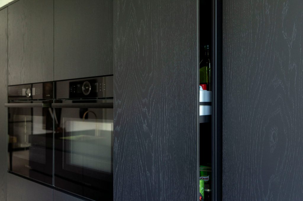 keuken laten maken, keuken bouwer, op maat keukens, op maat gemaakte keukens, luxe keukens, vogels keukens Helmond, Nuenen, Waalre, Stiphout, Liessel, Helmond, Eindhoven, Bladel, Pijnacker, Rotterdam Vlakinbouw inductiekookplaat - Keuken in Regio Rotterdam, Koperkleurige spoelbakRonde deuren hoge kast, Composiet werkblad, Recirculatie schuine afzuigkap, Ronde vormen bij keuken, Keukenblad van Balsabeton "Robuste", Apparatenwand met rustiek eiken fineer, Wandmeubel passend bij keuken, Keukeneiland met Balsabeton werkblad, Industriële keuken met betonnen blad, Quooker reservoir weggewerkt achter ladefrontenDoorlopende houtnerf in fronten, Twist stopcontact in werkblad, Betonnen aanrechtblad met vlakinbouw kookplaat, Kookeiland met eiken fineer greeplijsten, Schiereiland met laden push-to-open, Inductiekookplaat met geïntegreerde afzuiging, Elektrische push-to-open op een koelkast,RVS keukenblad met vlakinbouw inductiekookplaat, Maatkeuken in Utrecht, Volledig geïntegreerde spoelbak in rvs keukenblad, Knoppen Bora Professional, Bora geïntegreerde afzuiging, Bora Professional, Oven onder het aanrechtblad, RVS keukenblad met spuitwerk fronten, luxe keukenapparatuur in maatwerk keuken, digitale tekening keuken op maat, technische tekening kastenwand, stopcontacten maatwerk kookeiland, besteklade op maat keuken, modern rvs keukenblad werkblad op maat, landelijke keuken op maat met kookeiland, maatwerk rvs keukenblad met glazen achterwand, smeg koelkast in moderne maatwerk keuken, deurrek kastsysteem in staande keukenkast op maat, lemans keukensysteem keukenkast, afvalemmers en afvalsortering kastsysteem keukens, apothekerskast keukenkastsysteem, magic corner keukenkastsysteem, technische tekening keuken op maat, sample materialen keuken op maat, luxe keukenkast op maat met spuitwerk, moderne abstracte keukenkast op maat, luxe maatwerk keuken met kastenwand, greeploze keuken op maat, zwarte quooker kraan met spoelbak,push-to-open lade moderne keuken, meerdere binnenladen kastsysteem in moderne maatwerk keuken, natuursteen maatwerk stollenwand, liebherr wijnklimaatkast in moderne keuken op maat,bora kookplaat met ingebouwde afzuiging, natuursteen stollenwand en greeploze keukenkast, moderne mat zwarte quooker kraan en spoelbak, keuken kastenwand met inbouwapparatuur, maatwerk keuken met natuurstenen keukenblad, hout look keuken op maat,houten maatwerk keuken met tegel achterwand, moderne verlichting in houden keuken op maat,landelijke houten keuken op maat met moderne verlichting, bronzen quooker kraan en spoelbak op zwart kookeiland op maat, apothekerskast keukenkastsysteem met greeplijst in maatwerk kastenwand