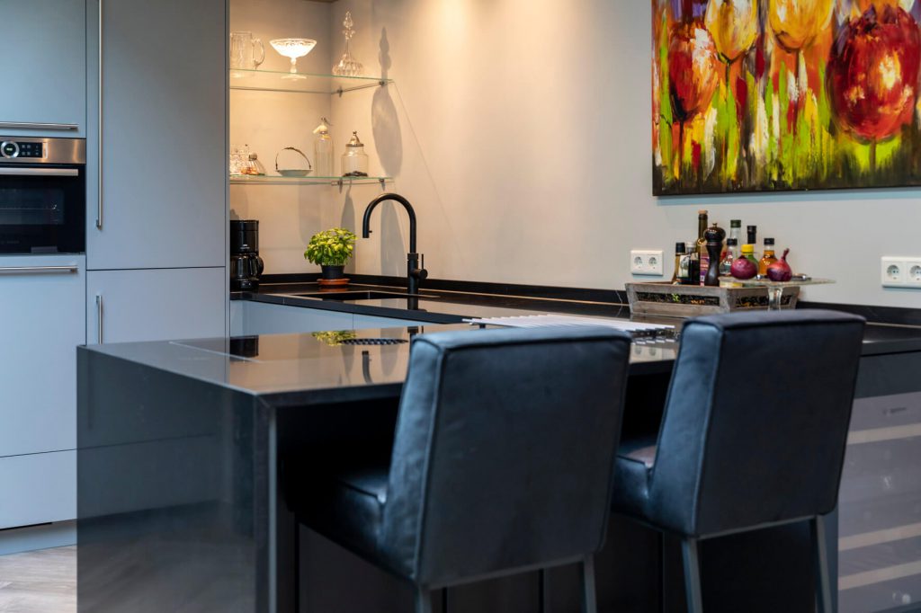 keuken laten maken, keuken bouwer, op maat keukens, op maat gemaakte keukens, luxe keukens, vogels keukens Helmond, Nuenen, Waalre, Stiphout, Liessel, Helmond, Eindhoven, Bladel, Pijnacker, Rotterdam Vlakinbouw inductiekookplaat - Keuken in Regio Rotterdam, Koperkleurige spoelbakRonde deuren hoge kast, Composiet werkblad, Recirculatie schuine afzuigkap, Ronde vormen bij keuken, Keukenblad van Balsabeton "Robuste", Apparatenwand met rustiek eiken fineer, Wandmeubel passend bij keuken, Keukeneiland met Balsabeton werkblad, Industriële keuken met betonnen blad, Quooker reservoir weggewerkt achter ladefrontenDoorlopende houtnerf in fronten, Twist stopcontact in werkblad, Betonnen aanrechtblad met vlakinbouw kookplaat, Kookeiland met eiken fineer greeplijsten, Schiereiland met laden push-to-open, Inductiekookplaat met geïntegreerde afzuiging, Elektrische push-to-open op een koelkast,RVS keukenblad met vlakinbouw inductiekookplaat, Maatkeuken in Utrecht, Volledig geïntegreerde spoelbak in rvs keukenblad, Knoppen Bora Professional, Bora geïntegreerde afzuiging, Bora Professional, Oven onder het aanrechtblad, RVS keukenblad met spuitwerk fronten, luxe keukenapparatuur in maatwerk keuken, digitale tekening keuken op maat, technische tekening kastenwand, stopcontacten maatwerk kookeiland, besteklade op maat keuken, modern rvs keukenblad werkblad op maat, landelijke keuken op maat met kookeiland, maatwerk rvs keukenblad met glazen achterwand, smeg koelkast in moderne maatwerk keuken, deurrek kastsysteem in staande keukenkast op maat, lemans keukensysteem keukenkast, afvalemmers en afvalsortering kastsysteem keukens, apothekerskast keukenkastsysteem, magic corner keukenkastsysteem, technische tekening keuken op maat, sample materialen keuken op maat, luxe keukenkast op maat met spuitwerk, moderne abstracte keukenkast op maat, luxe maatwerk keuken met kastenwand, greeploze keuken op maat, zwarte quooker kraan met spoelbak,push-to-open lade moderne keuken, meerdere binnenladen kastsysteem in moderne maatwerk keuken, natuursteen maatwerk stollenwand, liebherr wijnklimaatkast in moderne keuken op maat,bora kookplaat met ingebouwde afzuiging, natuursteen stollenwand en greeploze keukenkast, moderne mat zwarte quooker kraan en spoelbak, keuken kastenwand met inbouwapparatuur, maatwerk keuken met natuurstenen keukenblad, maatwerk keuken kopen Etten-Leur, maatwerk keuken kopen Breda, moderne keuken kopen Breda, moderne keuken Breda