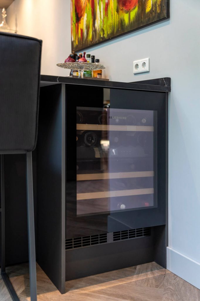keuken laten maken, keuken bouwer, op maat keukens, op maat gemaakte keukens, luxe keukens, vogels keukens Helmond, Nuenen, Waalre, Stiphout, Liessel, Helmond, Eindhoven, Bladel, Pijnacker, Rotterdam Vlakinbouw inductiekookplaat - Keuken in Regio Rotterdam, Koperkleurige spoelbakRonde deuren hoge kast, Composiet werkblad, Recirculatie schuine afzuigkap, Ronde vormen bij keuken, Keukenblad van Balsabeton "Robuste", Apparatenwand met rustiek eiken fineer, Wandmeubel passend bij keuken, Keukeneiland met Balsabeton werkblad, Industriële keuken met betonnen blad, Quooker reservoir weggewerkt achter ladefrontenDoorlopende houtnerf in fronten, Twist stopcontact in werkblad, Betonnen aanrechtblad met vlakinbouw kookplaat, Kookeiland met eiken fineer greeplijsten, Schiereiland met laden push-to-open, Inductiekookplaat met geïntegreerde afzuiging, Elektrische push-to-open op een koelkast,RVS keukenblad met vlakinbouw inductiekookplaat, Maatkeuken in Utrecht, Volledig geïntegreerde spoelbak in rvs keukenblad, Knoppen Bora Professional, Bora geïntegreerde afzuiging, Bora Professional, Oven onder het aanrechtblad, RVS keukenblad met spuitwerk fronten, luxe keukenapparatuur in maatwerk keuken, digitale tekening keuken op maat, technische tekening kastenwand, stopcontacten maatwerk kookeiland, besteklade op maat keuken, modern rvs keukenblad werkblad op maat, landelijke keuken op maat met kookeiland, maatwerk rvs keukenblad met glazen achterwand, smeg koelkast in moderne maatwerk keuken, deurrek kastsysteem in staande keukenkast op maat, lemans keukensysteem keukenkast, afvalemmers en afvalsortering kastsysteem keukens, apothekerskast keukenkastsysteem, magic corner keukenkastsysteem, technische tekening keuken op maat, sample materialen keuken op maat, luxe keukenkast op maat met spuitwerk, moderne abstracte keukenkast op maat, luxe maatwerk keuken met kastenwand, greeploze keuken op maat, zwarte quooker kraan met spoelbak,push-to-open lade moderne keuken, meerdere binnenladen kastsysteem in moderne maatwerk keuken, natuursteen maatwerk stollenwand, liebherr wijnklimaatkast in moderne keuken op maat