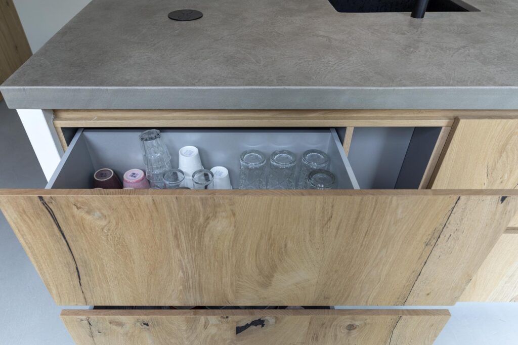 keuken laten maken, keuken bouwer, op maat keukens, op maat gemaakte keukens, luxe keukens, vogels keukens Helmond, Nuenen, Waalre, Stiphout, Liessel, Helmond, Eindhoven, Bladel, Pijnacker, Rotterdam Vlakinbouw inductiekookplaat - Keuken in Regio Rotterdam, Koperkleurige spoelbakRonde deuren hoge kast, Composiet werkblad, Recirculatie schuine afzuigkap, Ronde vormen bij keuken, Keukenblad van Balsabeton "Robuste", Apparatenwand met rustiek eiken fineer, Wandmeubel passend bij keuken, Keukeneiland met Balsabeton werkblad, Industriële keuken met betonnen blad, Quooker reservoir weggewerkt achter ladefronten