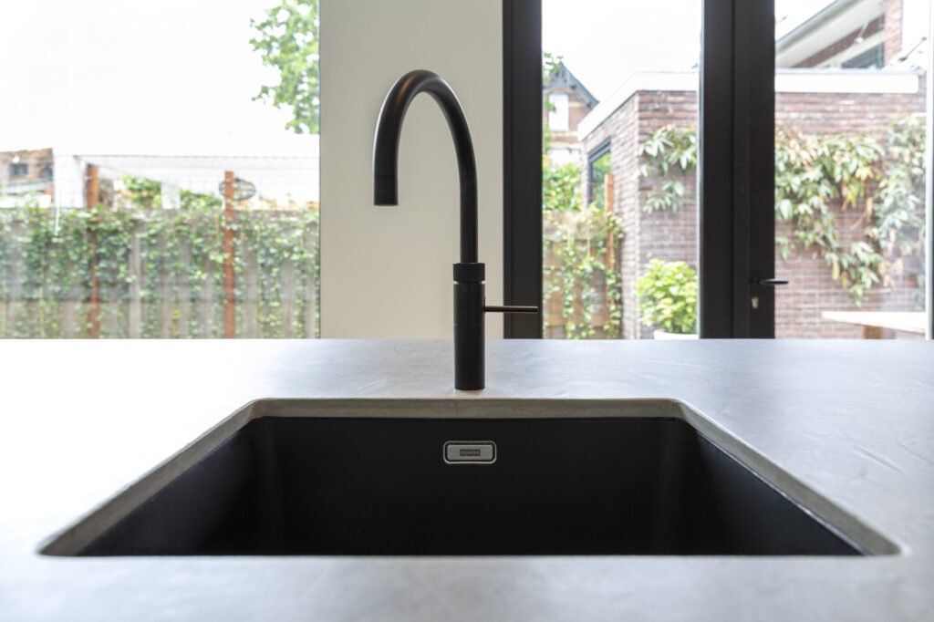 keuken laten maken, keuken bouwer, op maat keukens, op maat gemaakte keukens, luxe keukens, vogels keukens Helmond, Nuenen, Waalre, Stiphout, Liessel, Helmond, Eindhoven, Bladel, Pijnacker, Rotterdam Vlakinbouw inductiekookplaat - Keuken in Regio Rotterdam, Koperkleurige spoelbakRonde deuren hoge kast, Composiet werkblad, Recirculatie schuine afzuigkap, Ronde vormen bij keuken, Keukenblad van Balsabeton "Robuste", Apparatenwand met rustiek eiken fineer, Wandmeubel passend bij keuken, Keukeneiland met Balsabeton werkblad, Industriële keuken met betonnen blad, Quooker reservoir weggewerkt achter ladefrontenDoorlopende houtnerf in fronten, Onderbouw composiet spoelbak met Quooker