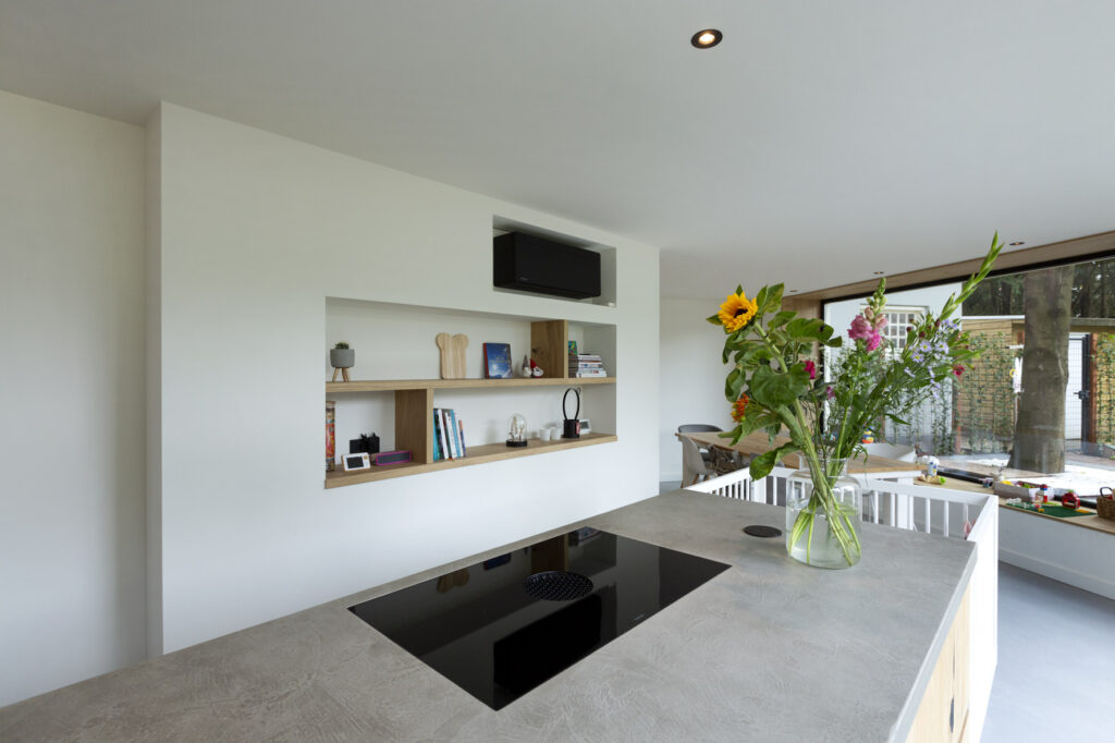 keuken laten maken, keuken bouwer, op maat keukens, op maat gemaakte keukens, luxe keukens, vogels keukens Helmond, Nuenen, Waalre, Stiphout, Liessel, Helmond, Eindhoven, Bladel, Pijnacker, Rotterdam Vlakinbouw inductiekookplaat - Keuken in Regio Rotterdam, Koperkleurige spoelbakRonde deuren hoge kast, Composiet werkblad, Recirculatie schuine afzuigkap, Ronde vormen bij keuken, Keukenblad van Balsabeton "Robuste"