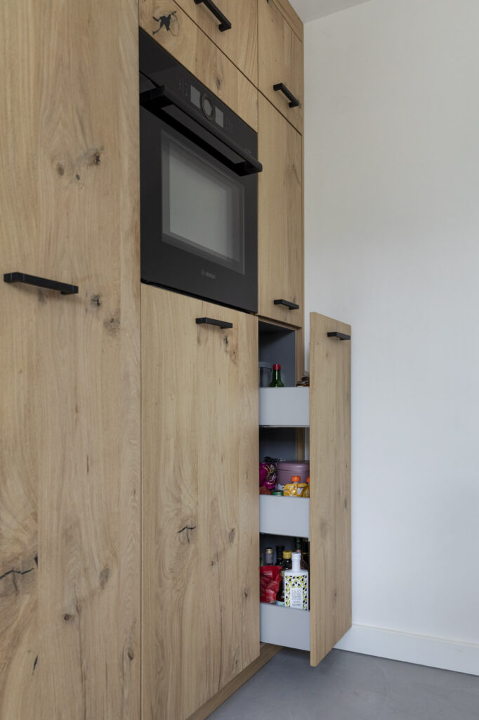keuken laten maken, keuken bouwer, op maat keukens, op maat gemaakte keukens, luxe keukens, vogels keukens Helmond, Nuenen, Waalre, Stiphout, Liessel, Helmond, Eindhoven, Bladel, Pijnacker, Rotterdam Vlakinbouw inductiekookplaat - Keuken in Regio Rotterdam, Koperkleurige spoelbakRonde deuren hoge kast, Composiet werkblad, Recirculatie schuine afzuigkap, Ronde vormen bij keuken, Keukenblad van Balsabeton "Robuste", Apparatenwand met rustiek eiken fineer, Wandmeubel passend bij keuken, Keukeneiland met Balsabeton werkblad, Industriële keuken met betonnen blad
