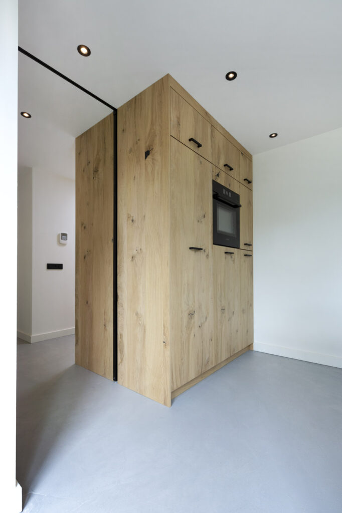 keuken laten maken, keuken bouwer, op maat keukens, op maat gemaakte keukens, luxe keukens, vogels keukens Helmond, Nuenen, Waalre, Stiphout, Liessel, Helmond, Eindhoven, Bladel, Pijnacker, Rotterdam Vlakinbouw inductiekookplaat - Keuken in Regio Rotterdam, Koperkleurige spoelbakRonde deuren hoge kast, Composiet werkblad, Recirculatie schuine afzuigkap, Ronde vormen bij keuken, Keukenblad van Balsabeton "Robuste", Apparatenwand met rustiek eiken fineer