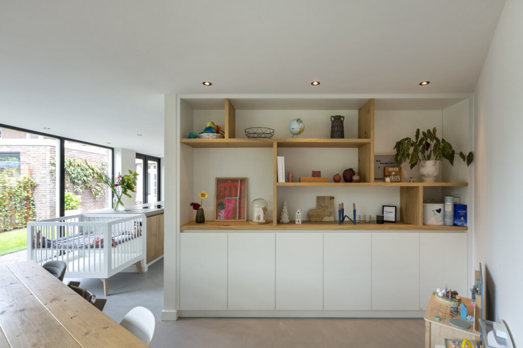 keuken laten maken, keuken bouwer, op maat keukens, op maat gemaakte keukens, luxe keukens, vogels keukens Helmond, Nuenen, Waalre, Stiphout, Liessel, Helmond, Eindhoven, Bladel, Pijnacker, Rotterdam Vlakinbouw inductiekookplaat - Keuken in Regio Rotterdam, Koperkleurige spoelbakRonde deuren hoge kast, Composiet werkblad, Recirculatie schuine afzuigkap, Ronde vormen bij keuken, Keukenblad van Balsabeton "Robuste", Apparatenwand met rustiek eiken fineer, Wandmeubel passend bij keuken