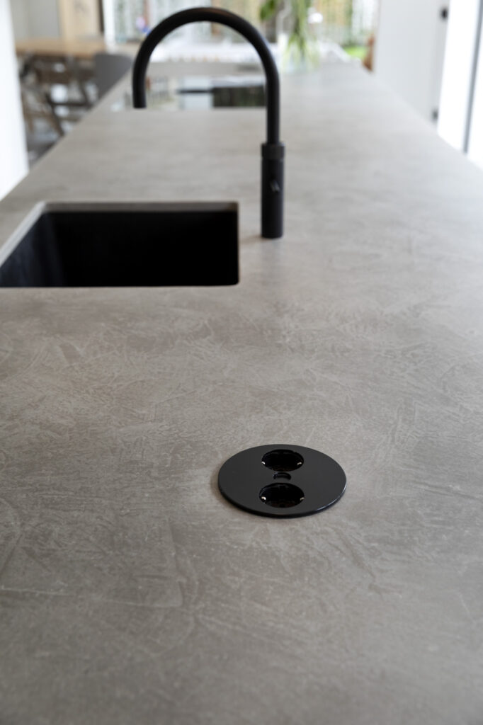 keuken laten maken, keuken bouwer, op maat keukens, op maat gemaakte keukens, luxe keukens, vogels keukens Helmond, Nuenen, Waalre, Stiphout, Liessel, Helmond, Eindhoven, Bladel, Pijnacker, Rotterdam Vlakinbouw inductiekookplaat - Keuken in Regio Rotterdam, Koperkleurige spoelbakRonde deuren hoge kast, Composiet werkblad, Recirculatie schuine afzuigkap, Ronde vormen bij keuken, Keukenblad van Balsabeton "Robuste", Apparatenwand met rustiek eiken fineer, Wandmeubel passend bij keuken, Keukeneiland met Balsabeton werkblad, Industriële keuken met betonnen blad, Quooker reservoir weggewerkt achter ladefrontenDoorlopende houtnerf in fronten, Stopcontact verwerkt in keukenblad