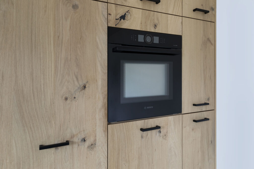 Landelijke keuken, keuken laten maken, keuken bouwer, op maat keukens, op maat gemaakte keukens, luxe keukens, vogels keukens Helmond, Nuenen, Waalre, Stiphout, Liessel, Helmond, Eindhoven, Bladel, Pijnacker, Rotterdam Vlakinbouw inductiekookplaat - Keuken in Regio Rotterdam, Koperkleurige spoelbakRonde deuren hoge kast, Composiet werkblad, Recirculatie schuine afzuigkap, Ronde vormen bij keuken, Keukenblad van Balsabeton "Robuste", Apparatenwand met rustiek eiken fineer, Wandmeubel passend bij keuken, Keukeneiland met Balsabeton werkblad, Industriële keuken met betonnen blad, Quooker reservoir weggewerkt achter ladefrontenDoorlopende houtnerf in fronten, Twist stopcontact in werkblad, Betonnen aanrechtblad met vlakinbouw kookplaat, Kookeiland met eiken fineer greeplijsten
