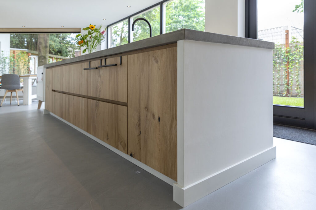 keuken laten maken, keuken bouwer, op maat keukens, op maat gemaakte keukens, luxe keukens, vogels keukens Helmond, Nuenen, Waalre, Stiphout, Liessel, Helmond, Eindhoven, Bladel, Pijnacker, Rotterdam Vlakinbouw inductiekookplaat - Keuken in Regio Rotterdam, Koperkleurige spoelbakRonde deuren hoge kast, Composiet werkblad, Recirculatie schuine afzuigkap, Ronde vormen bij keuken, Keukenblad van Balsabeton "Robuste", Apparatenwand met rustiek eiken fineer, Wandmeubel passend bij keuken, Keukeneiland met Balsabeton werkblad, Industriële keuken met betonnen blad, Quooker reservoir weggewerkt achter ladefrontenDoorlopende houtnerf in fronten, Twist stopcontact in werkblad, Betonnen aanrechtblad met vlakinbouw kookplaat, Kookeiland met eiken fineer greeplijsten