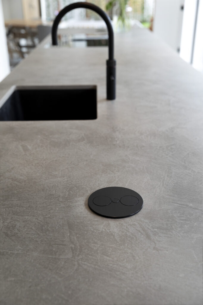 keuken laten maken, keuken bouwer, op maat keukens, op maat gemaakte keukens, luxe keukens, vogels keukens Helmond, Nuenen, Waalre, Stiphout, Liessel, Helmond, Eindhoven, Bladel, Pijnacker, Rotterdam Vlakinbouw inductiekookplaat - Keuken in Regio Rotterdam, Koperkleurige spoelbakRonde deuren hoge kast, Composiet werkblad, Recirculatie schuine afzuigkap, Ronde vormen bij keuken, Keukenblad van Balsabeton "Robuste", Apparatenwand met rustiek eiken fineer, Wandmeubel passend bij keuken, Keukeneiland met Balsabeton werkblad, Industriële keuken met betonnen blad, Quooker reservoir weggewerkt achter ladefrontenDoorlopende houtnerf in fronten, Twist stopcontact in werkblad
