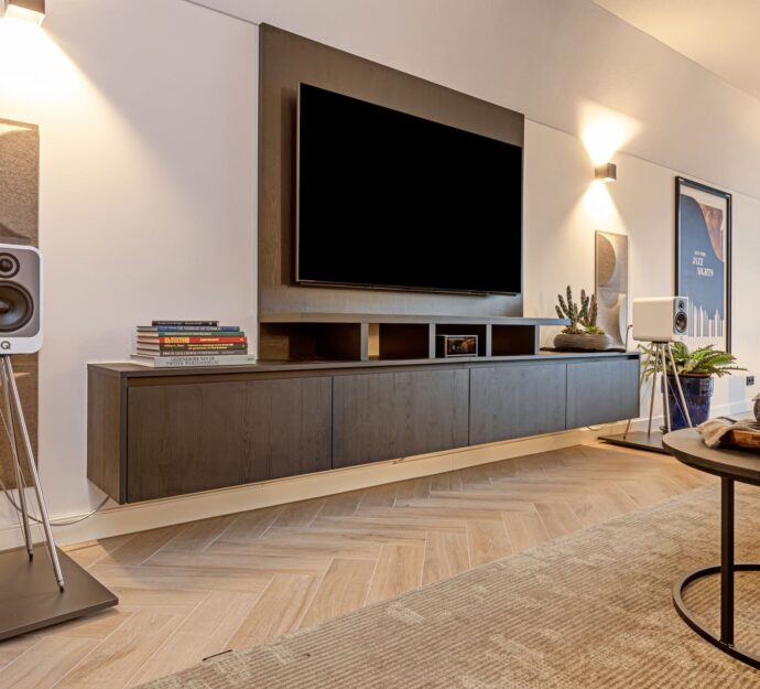 TV meubel Someren, TV meubel op maat, Maatwerk Someren, huisinrichting op maat, interieur inrichting modern, modern interieur Someren. Modern tv meubel. Horizontale zwarte greeplijst, zwart houtdecor tv meubel, zwart hout tv meubel.