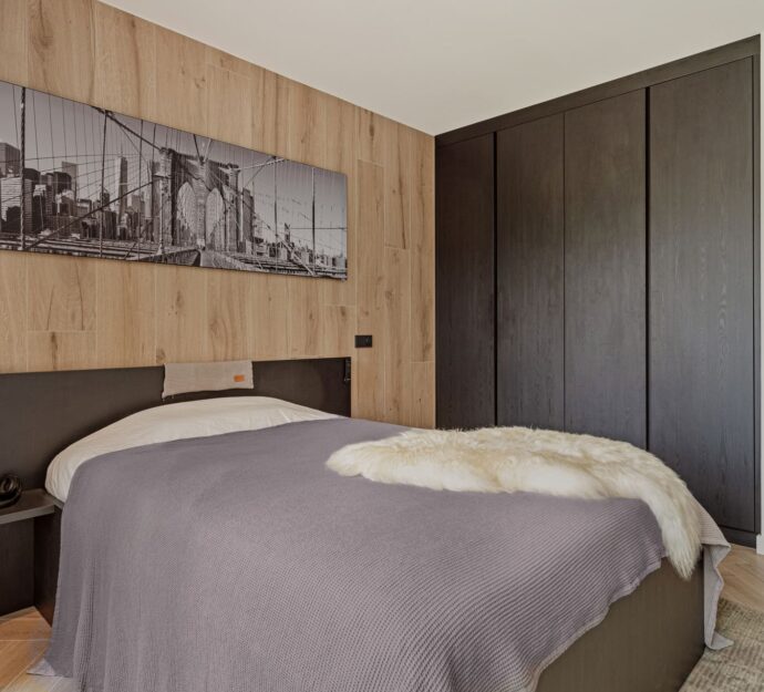 Kledingkast Someren, Kledingkast op maat, Maatwerk Someren, huisinrichting op maat, interieur inrichting modern, modern interieur Someren. Moderne kledingkast. Horizontale zwarte greeplijst, zwart houtdecor kledingkast, zwart houten kledingkast.