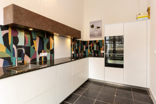 Moderne keuken Oosterhout, keukenstudio Oosterhout, keuken op maat Oosterhout, Moderne keuken Breda, keukenstudio Breda, keuken op maat Breda, composiet werkblad, hoekopstelling, Geïntegreerde Bora kookplaat met afzuiging, rvs vlakinbouw spoelbak, Gelakte fronten, push-to-open, Tip-On.