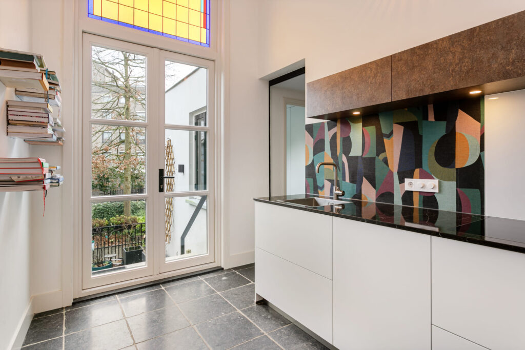 Moderne keuken Oosterhout, keukenstudio Oosterhout, keuken op maat Oosterhout, Moderne keuken Breda, keukenstudio Breda, keuken op maat Breda, composiet werkblad, hoekopstelling, Geïntegreerde Bora kookplaat met afzuiging, rvs vlakinbouw spoelbak, Gelakte fronten, push-to-open, Tip-On.