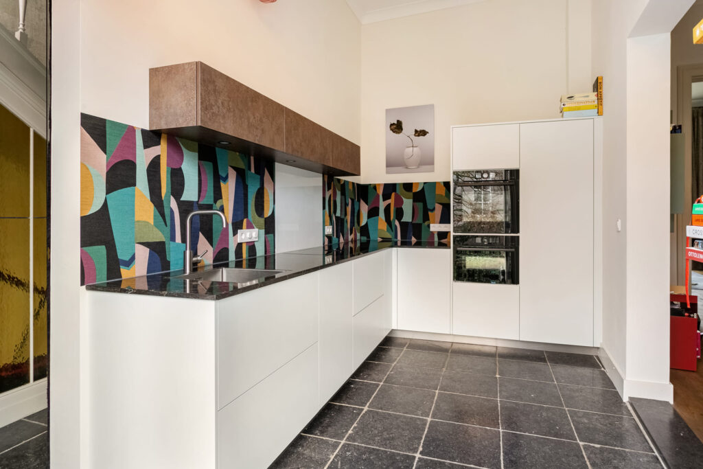 Moderne keuken Oosterhout, keukenstudio Oosterhout, keuken op maat Oosterhout, Moderne keuken Breda, keukenstudio Breda, keuken op maat Breda, composiet werkblad, hoekopstelling, Geïntegreerde Bora kookplaat met afzuiging, rvs vlakinbouw spoelbak, Gelakte fronten, push-to-open, Tip-On.