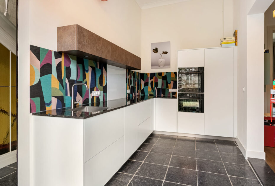 Moderne keuken Oosterhout, keukenstudio Oosterhout, keuken op maat Oosterhout, Moderne keuken Breda, keukenstudio Breda, keuken op maat Breda, composiet werkblad, hoekopstelling, Geïntegreerde Bora kookplaat met afzuiging, rvs vlakinbouw spoelbak, Gelakte fronten, push-to-open, Tip-On.