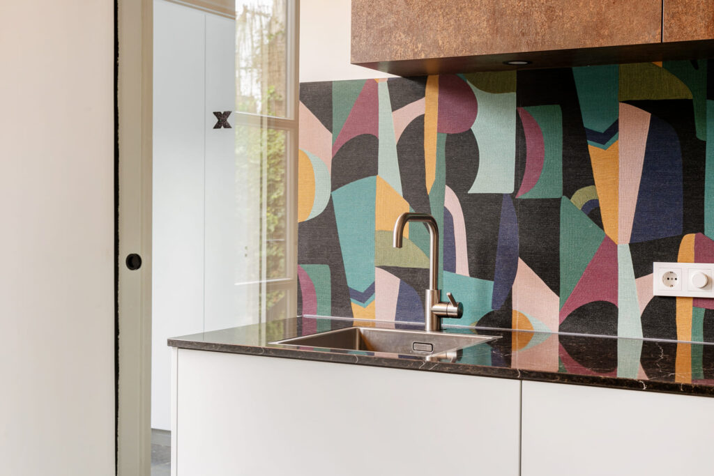 Moderne keuken Oosterhout, keukenstudio Oosterhout, keuken op maat Oosterhout, Moderne keuken Breda, keukenstudio Breda, keuken op maat Breda, composiet werkblad, hoekopstelling, Geïntegreerde Bora kookplaat met afzuiging, rvs vlakinbouw spoelbak, Gelakte fronten, push-to-open, Tip-On.
