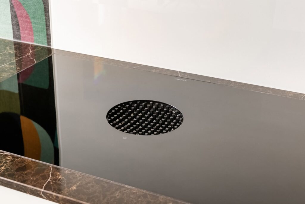 Moderne keuken Oosterhout, keukenstudio Oosterhout, keuken op maat Oosterhout, Moderne keuken Breda, keukenstudio Breda, keuken op maat Breda, composiet werkblad, hoekopstelling, Geïntegreerde Bora kookplaat met afzuiging, rvs vlakinbouw spoelbak, Gelakte fronten, push-to-open, Tip-On.