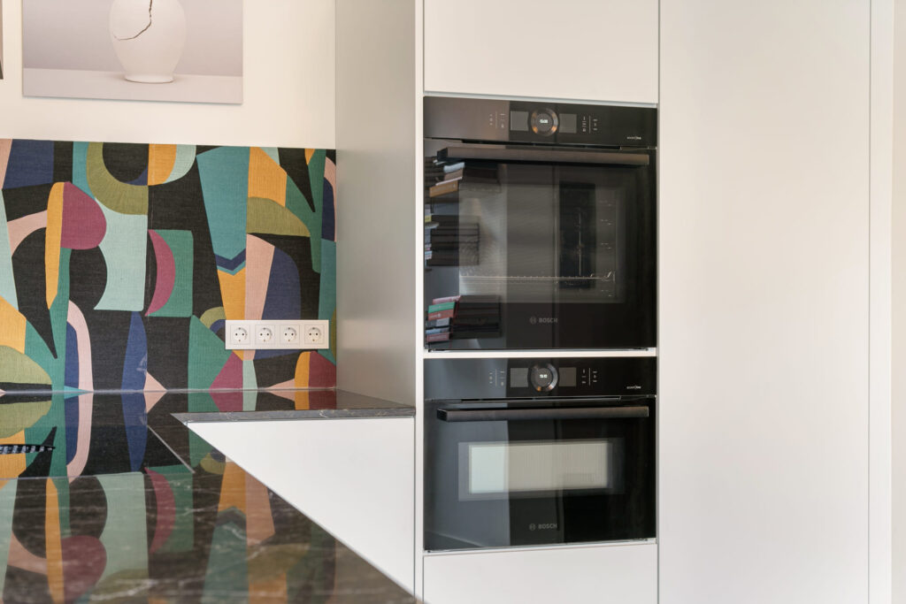 Moderne keuken Oosterhout, keukenstudio Oosterhout, keuken op maat Oosterhout, Moderne keuken Breda, keukenstudio Breda, keuken op maat Breda, composiet werkblad, hoekopstelling, Geïntegreerde Bora kookplaat met afzuiging, rvs vlakinbouw spoelbak, Gelakte fronten, push-to-open, Tip-On.