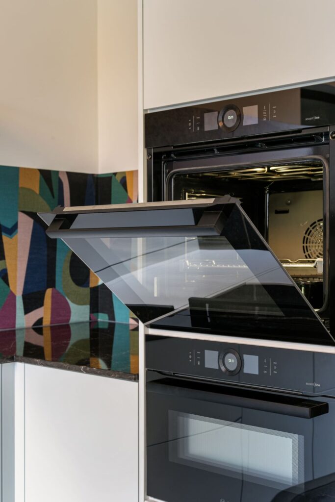 Moderne keuken Oosterhout, keukenstudio Oosterhout, keuken op maat Oosterhout, Moderne keuken Breda, keukenstudio Breda, keuken op maat Breda, composiet werkblad, hoekopstelling, Geïntegreerde Bora kookplaat met afzuiging, rvs vlakinbouw spoelbak, Gelakte fronten, push-to-open, Tip-On.