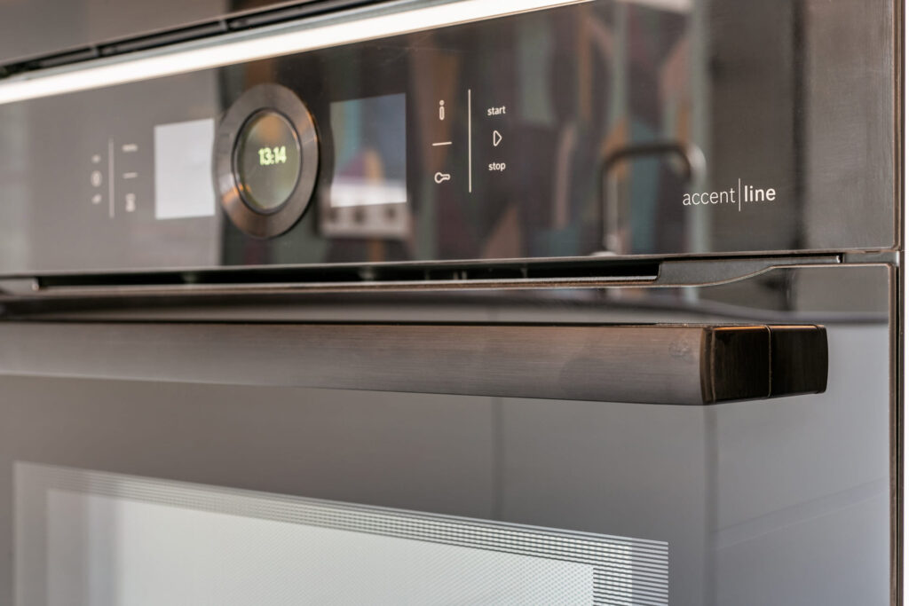 Moderne keuken Oosterhout, keukenstudio Oosterhout, keuken op maat Oosterhout, Moderne keuken Breda, keukenstudio Breda, keuken op maat Breda, composiet werkblad, hoekopstelling, Geïntegreerde Bora kookplaat met afzuiging, rvs vlakinbouw spoelbak, Gelakte fronten, push-to-open, Tip-On.