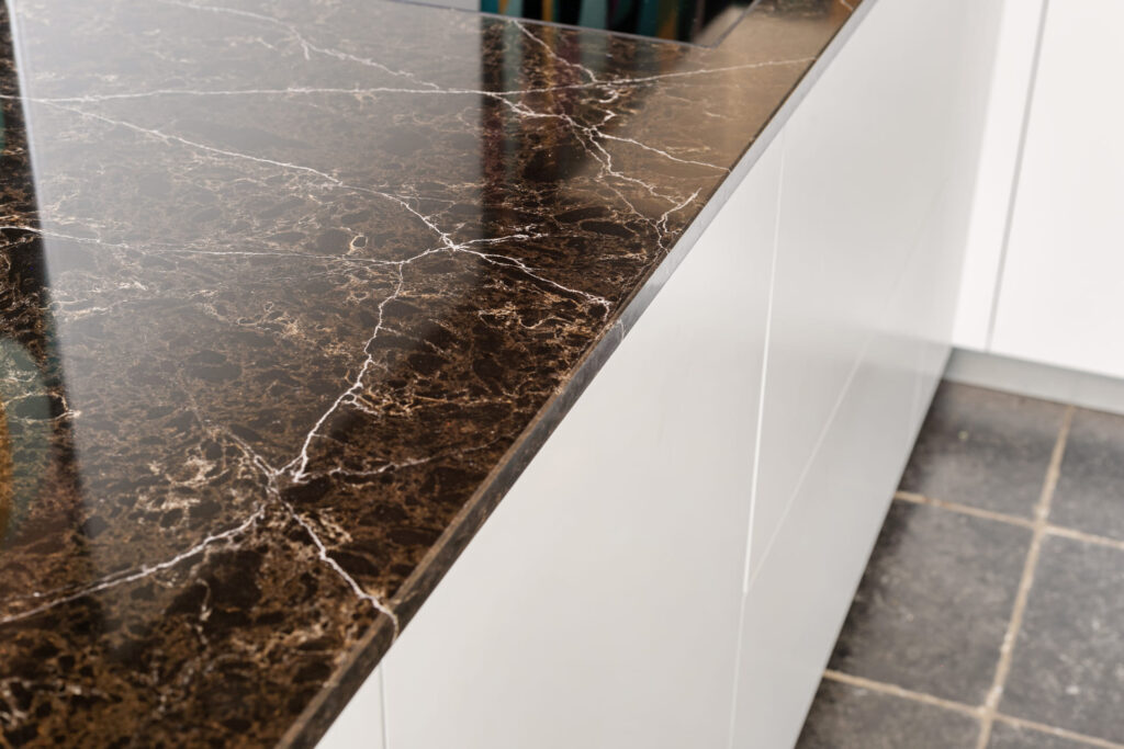 Moderne keuken Oosterhout, keukenstudio Oosterhout, keuken op maat Oosterhout, Moderne keuken Breda, keukenstudio Breda, keuken op maat Breda, composiet werkblad, hoekopstelling, Geïntegreerde Bora kookplaat met afzuiging, rvs vlakinbouw spoelbak, Gelakte fronten, push-to-open, Tip-On.