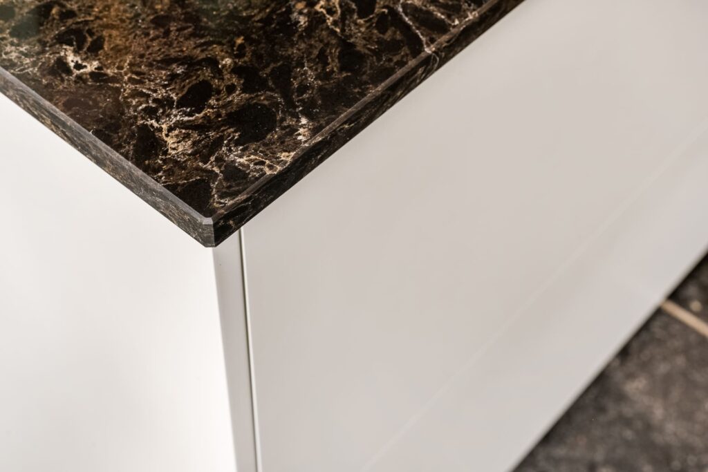 Moderne keuken Oosterhout, keukenstudio Oosterhout, keuken op maat Oosterhout, Moderne keuken Breda, keukenstudio Breda, keuken op maat Breda, composiet werkblad, hoekopstelling, Geïntegreerde Bora kookplaat met afzuiging, rvs vlakinbouw spoelbak, Gelakte fronten, push-to-open, Tip-On.