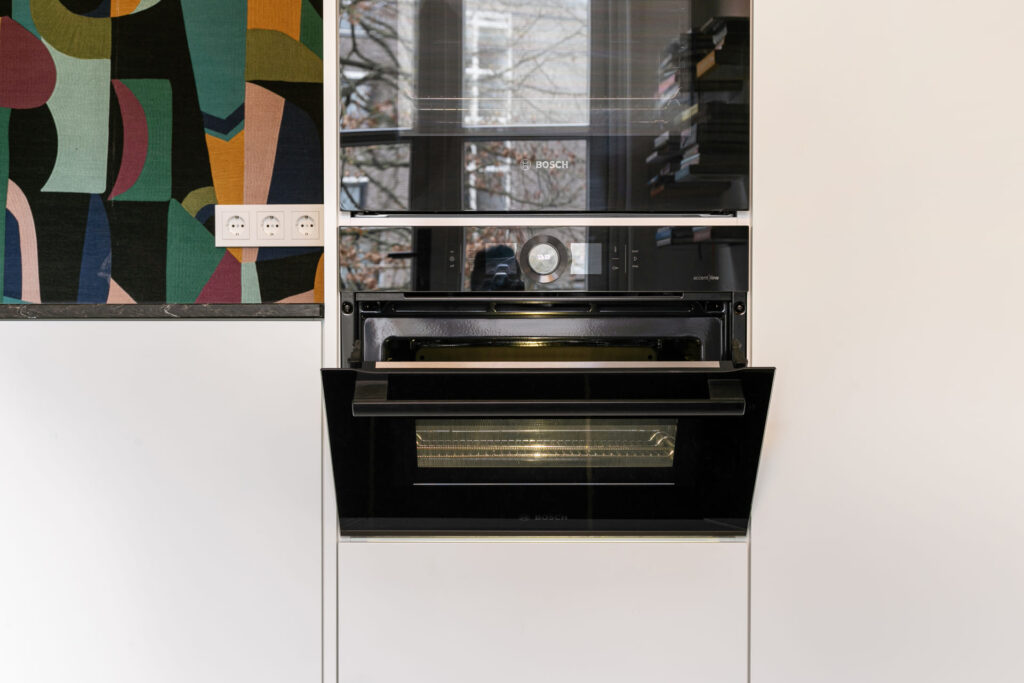 Moderne keuken Oosterhout, keukenstudio Oosterhout, keuken op maat Oosterhout, Moderne keuken Breda, keukenstudio Breda, keuken op maat Breda, composiet werkblad, hoekopstelling, Geïntegreerde Bora kookplaat met afzuiging, rvs vlakinbouw spoelbak, Gelakte fronten, push-to-open, Tip-On.