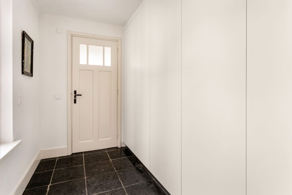 Moderne keuken Oosterhout, keukenstudio Oosterhout, keuken op maat Oosterhout, Moderne keuken Breda, keukenstudio Breda, keuken op maat Breda, composiet werkblad, hoekopstelling, Geïntegreerde Bora kookplaat met afzuiging, rvs vlakinbouw spoelbak, Gelakte fronten, push-to-open, Tip-On, wasmachinekast op maat, wasmachine op hoogte.