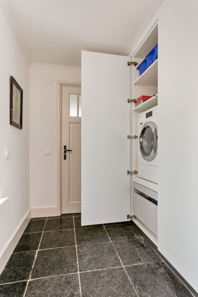 Moderne keuken Oosterhout, keukenstudio Oosterhout, keuken op maat Oosterhout, Moderne keuken Breda, keukenstudio Breda, keuken op maat Breda, composiet werkblad, hoekopstelling, Geïntegreerde Bora kookplaat met afzuiging, rvs vlakinbouw spoelbak, Gelakte fronten, push-to-open, Tip-On, wasmachinekast op maat, wasmachine op hoogte.