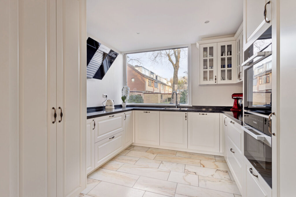 Klassieke keuken Delft, keukenstudio Delft, keuken op maat Delft, Klassieke keuken Rotterdam, keukenstudio Rotterdam, keuken op maat Rotterdam, composiet werkblad, Geïntegreerde kookplaat, rvs vlakinbouw spoelbak, Gelakte fronten, klassieke fronten, keuken met greep, Miele apparatuur