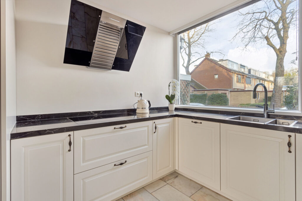 Klassieke keuken Delft, keukenstudio Delft, keuken op maat Delft, Klassieke keuken Rotterdam, keukenstudio Rotterdam, keuken op maat Rotterdam, composiet werkblad, Geïntegreerde kookplaat, rvs vlakinbouw spoelbak, Gelakte fronten, klassieke fronten, keuken met greep, Miele apparatuur