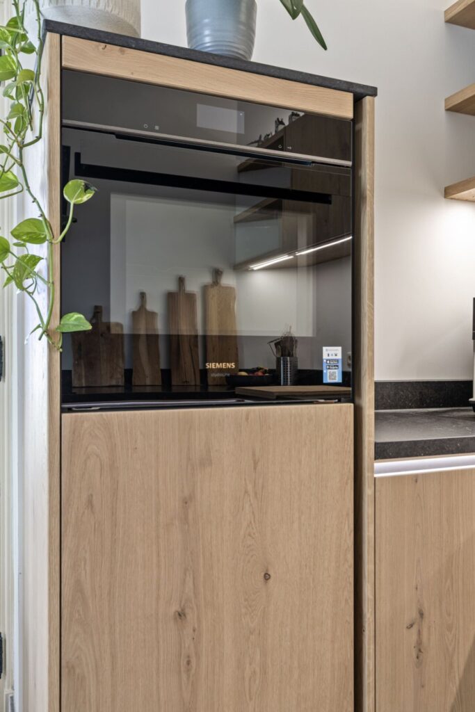 Ingebouwde Siemens koffiemachine in eiken keukenkast
