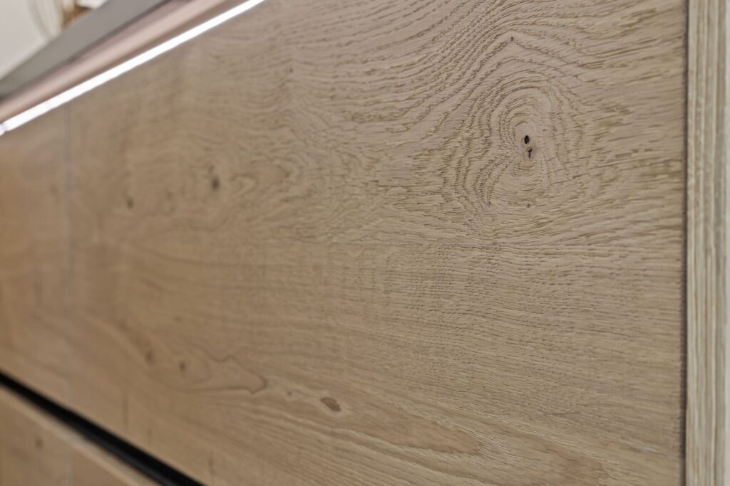 Close-up van eiken houtnerf van kastfront met verlichte ledstrip