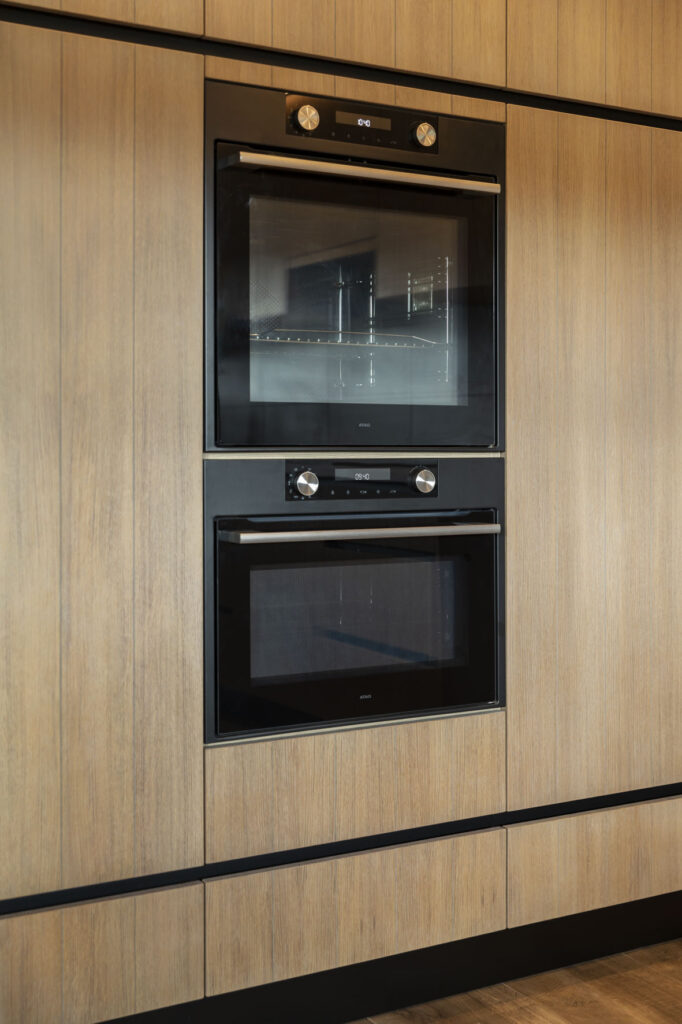Twee ingebouwde ovens boven elkaar in eiken kastenwand