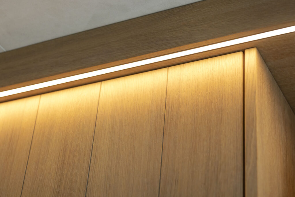 Close-up van eiken kastdeuren met ledverlichting langs de bovenkant