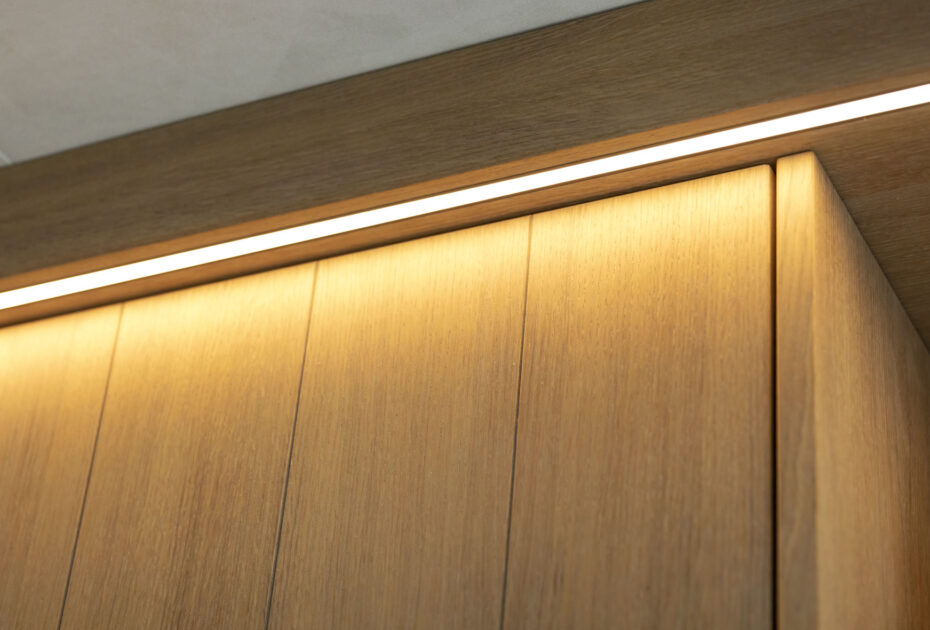 Close-up van eiken kastdeuren met ledverlichting langs de bovenkant